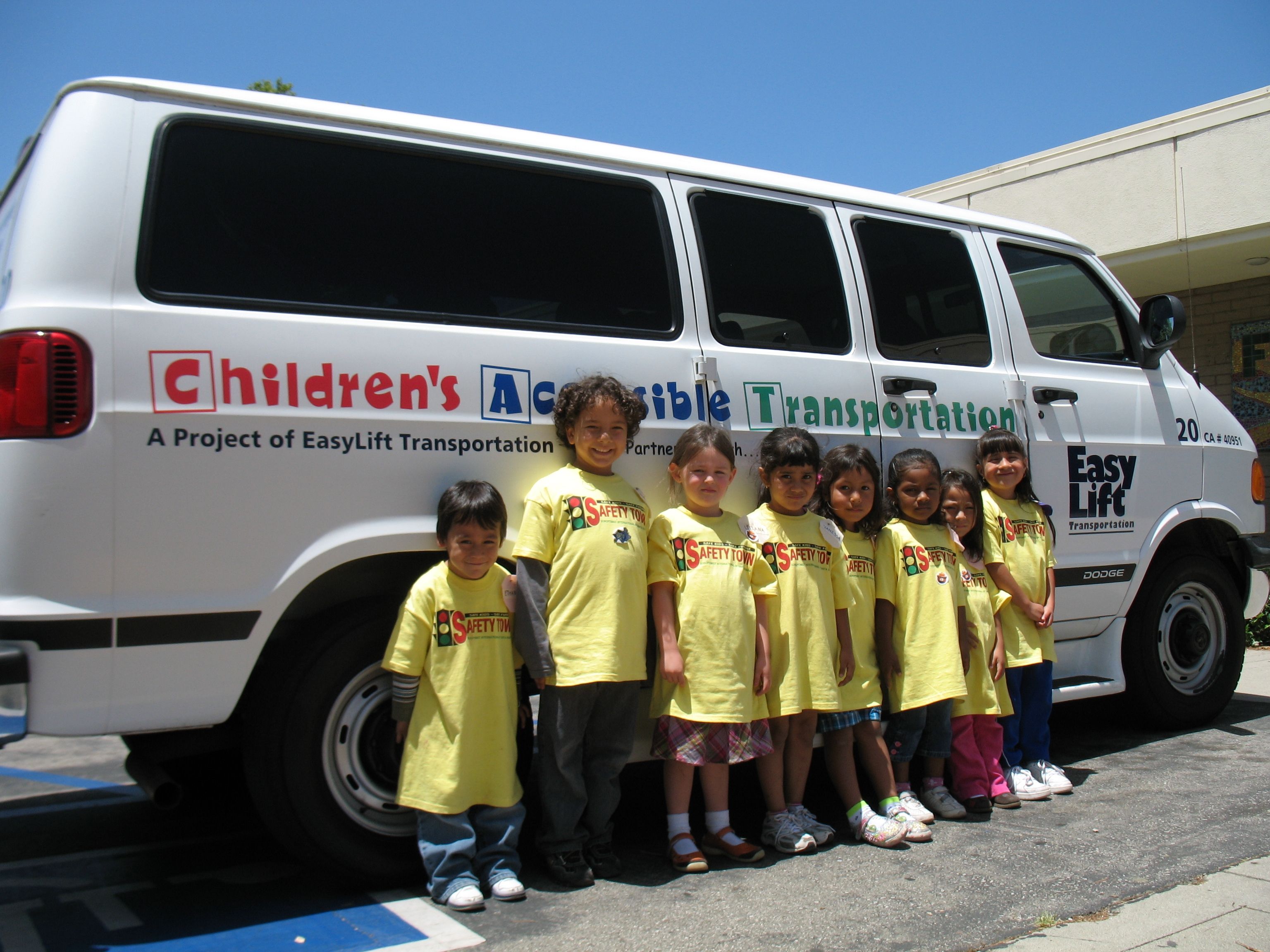 EasyLift: a new van with yellow-dressed children